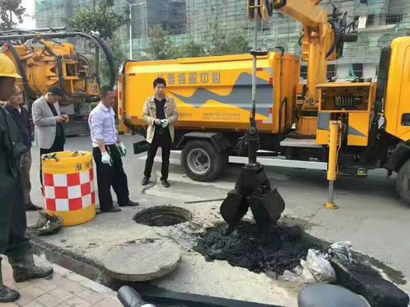 板芙镇街道：网格员化身“清道夫”，为民解忧疏通“堵心”化粪池