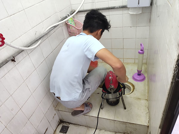 板芙镇肥皂掉到马桶里把马桶堵住了怎么办？马桶堵住了怎么办