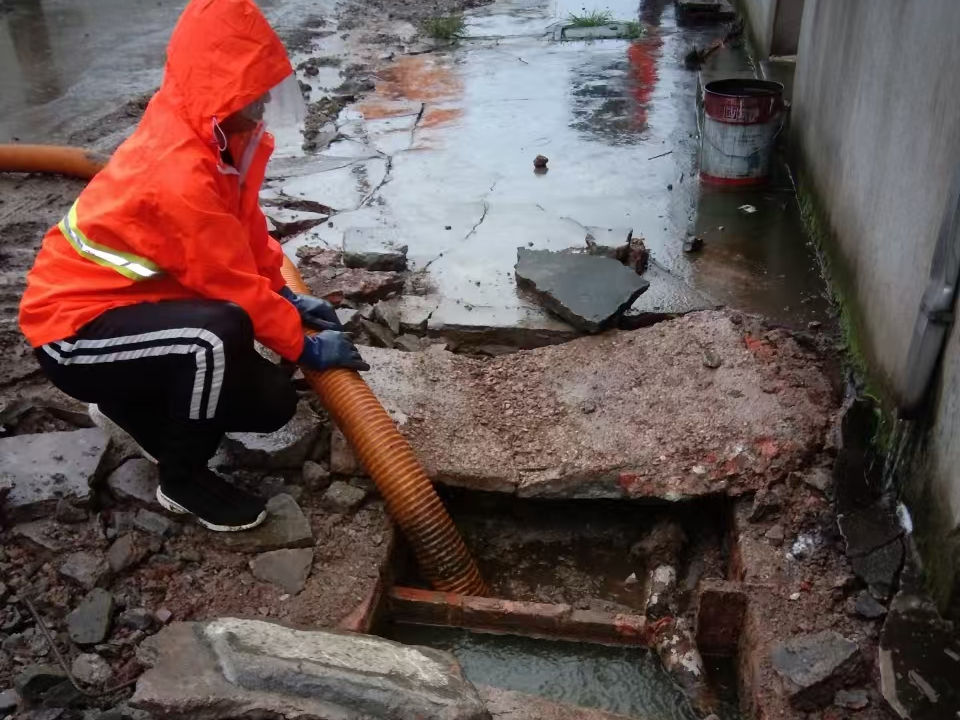 板芙镇专业清理污水池 炜誉市政以规范流程守护城市 “肠道”